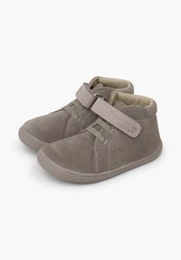 Botas de ante gris hasta el tobillo con puntera reforzada, cordones elásticos y una correa de Velcro. Forro interior suave con una suela de goma texturizada.