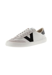 Sneaker bassa bianca con logo "V" nero sul lato, lacci bianchi, punta in suede beige e tab nera sul tallone.
