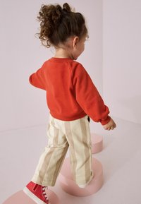 Next PRINTED WIDE SET - Collegepaita - red