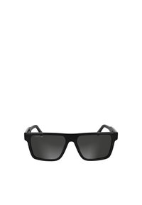 Ochelari de soare negri cu lentile dreptunghiulare și un finisaj mat. Accente argintii notabile pe bârne și un design ușor.