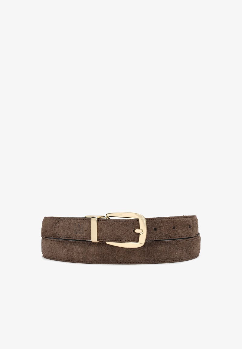 Ceinture en daim marron avec une boucle rectangulaire dorée et plusieurs trous de réglage, posée à plat sur un fond blanc.