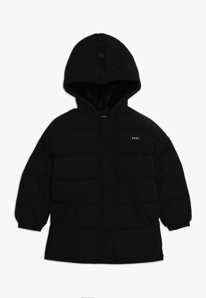 Schwarzer, gepolsterter langer Mantel mit Kapuze, vorne mit Reißverschluss und zwei Seitentaschen. Mit einem DKNY-Logo-Tag auf der Brust. Weiche Textur.