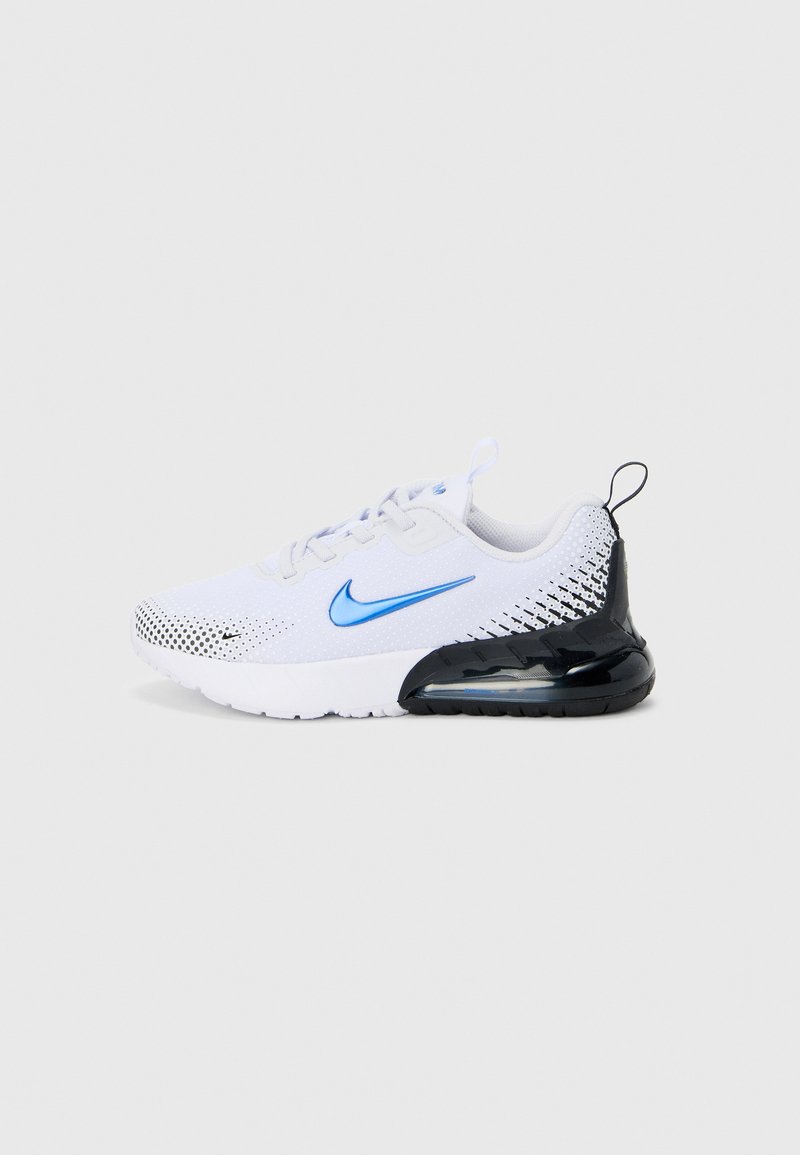 Chaussure de sport blanche avec une tige en mesh respirant, un swoosh Nike bleu, un accent noir au talon, et un amorti Air visible à la semelle.