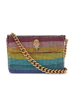Clutch rectangular cubierta de pedrería multicolor en franjas horizontales, con cadena dorada y cierre joya en forma de cabeza de serpiente.