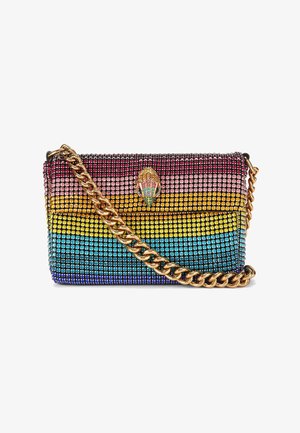 Clutch rectangular cubierta de pedrería multicolor en franjas horizontales, con cadena dorada y cierre joya en forma de cabeza de serpiente.