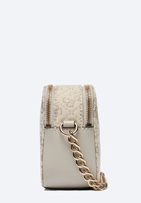 Borsa in tessuto beige con un motivo floreale testurizzato, dotata di doppie cerniere, una tracolla in catena dorata e una forma rettangolare strutturata.