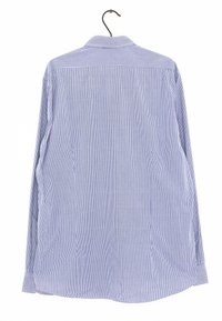 Camicia a maniche lunghe a quadri blu e bianchi con colletto a bottoni, appesa a un gancio nero. Presenta un orlo dritto e un tessuto texturizzato.