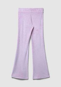 Różowe, prążkowane spodnie z szerokimi nogawkami, wykonane z miękkiego materiału o gładkiej fakturze. Posiadają szeroki pas i rozszerzane nogawki.