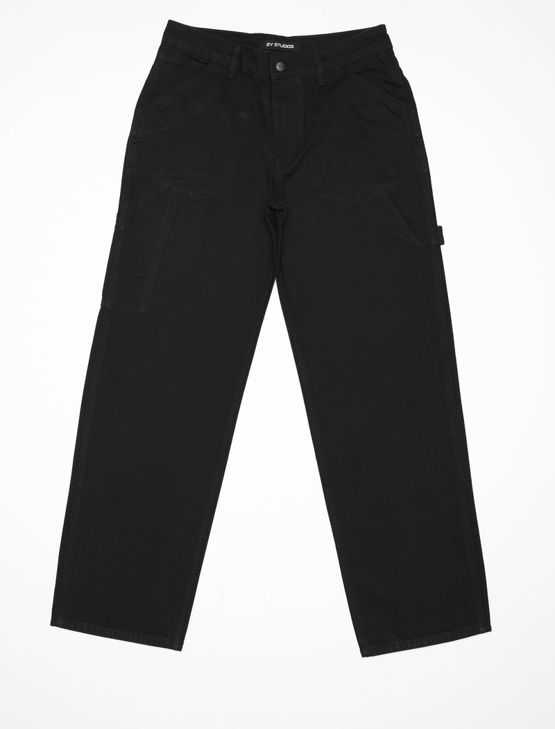 Fekete pamut cargo nadrág egyenes szárú fazonnal, elülső zsebekkel és extra oldalsó zsebbel, amelyen címke található. Simaság jellemzi és tartós varrásokkal rendelkezik.