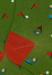 Calzini verdi con un motivo di icone legate al golf, con la sezione del tallone e delle punte rossa e arancione. Realizzati in un materiale a maglia testurizzata.