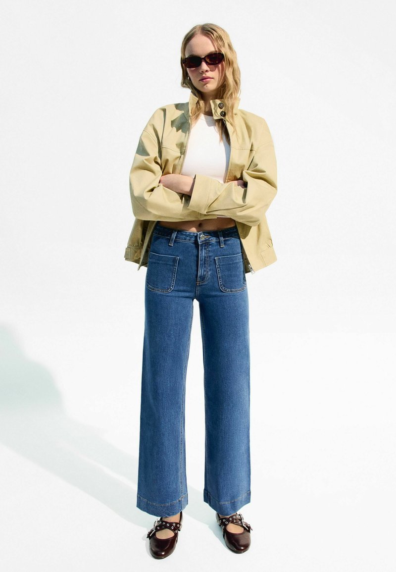 Bershka - CROPPED WIDE-WITH SEAMS - Wide Leg - light-blue denim, Agrandir