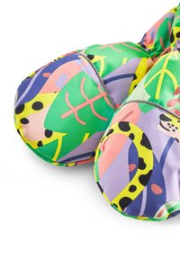 Chaussons rembourrés colorés avec un motif de feuilles et de formes abstraites en vert, violet, rose et jaune, présentant des orteils arrondis et des détails cousus.