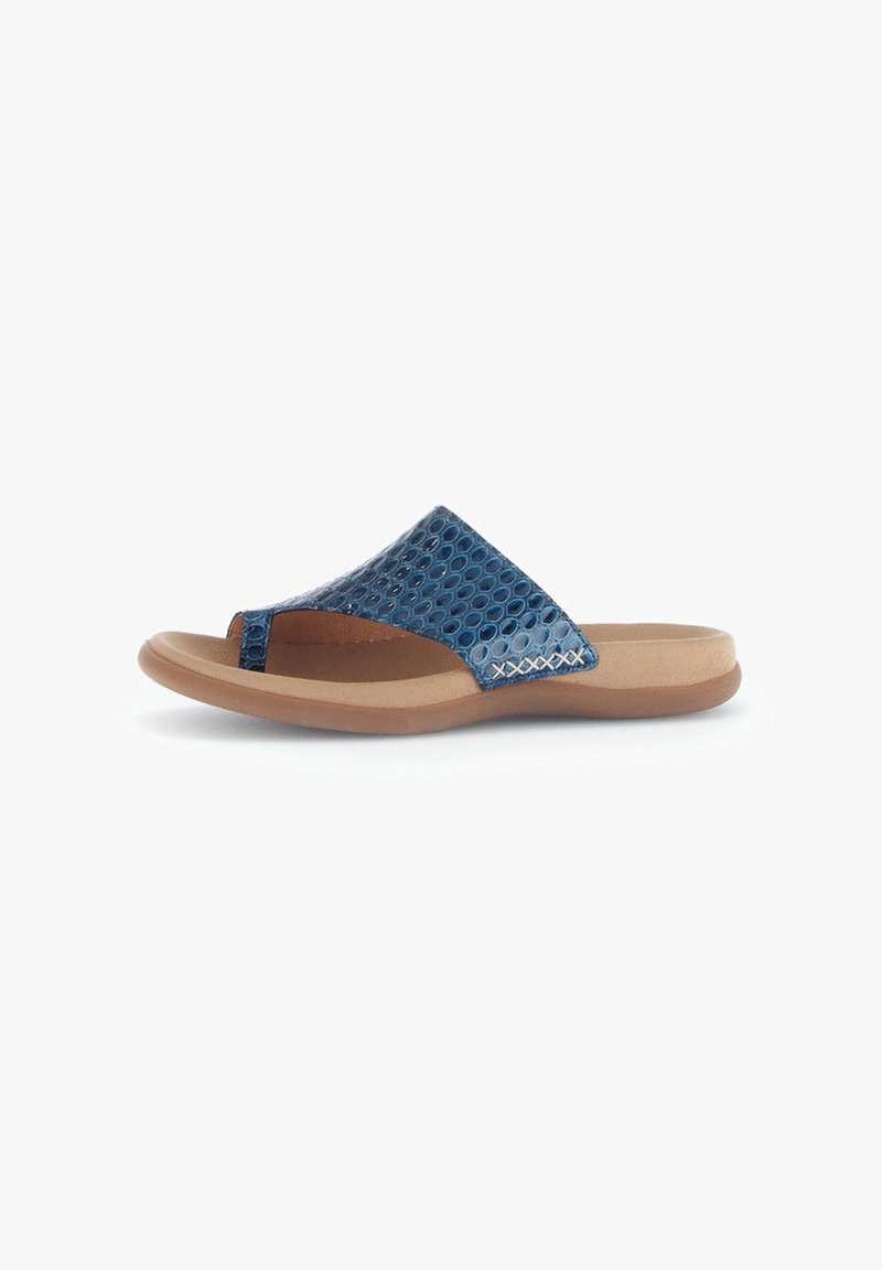 Blauwe geperforeerde slip-ons met een teenpost. Zachte bruine zool met stiksels. Materiaal lijkt synthetisch en heeft een gestructureerd oppervlak voor comfort.