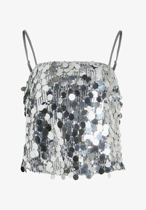 Srebrna bleščica s tankimi sivimi naramnicami, ki ima prilegajoč dizajn in teksturirano površino s krožnimi bleščicami, ki odseva svetlobo.