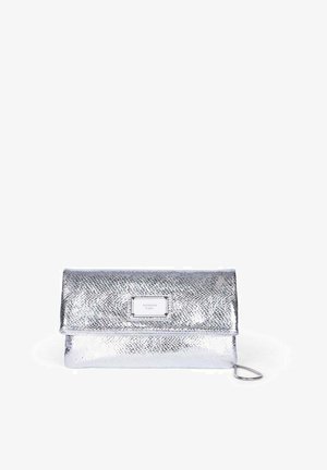 Borsetta da sera argentata con texture, patta a ribalta e piccola targhetta rettangolare del marchio sul davanti, su sfondo bianco.