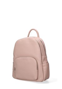 Zaino in pelle rosa con forma arrotondata, superficie texturizzata, tasca frontale e due scomparti laterali. Presenta doppie cerniere e una maniglia superiore.