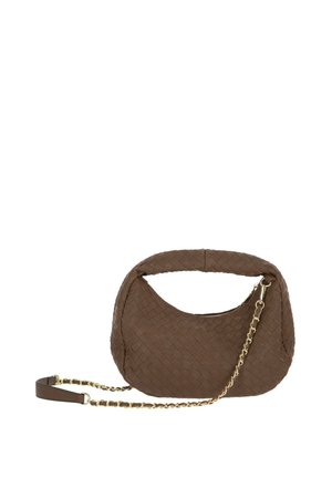 Brązowa pleciona torba na ramię ze skóry z wyściełaną rączką i złotym łańcuszkowym paskiem, zapięcie na suwak, kształt półksiężyca na białym tle.