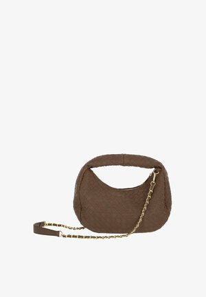 Brązowa pleciona torba na ramię ze skóry z wyściełaną rączką i złotym łańcuszkowym paskiem, zapięcie na suwak, kształt półksiężyca na białym tle.