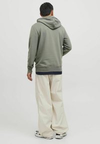 Jack & Jones JACK & JONES HOODIE SWEAT - Jersey con capucha - agave green
