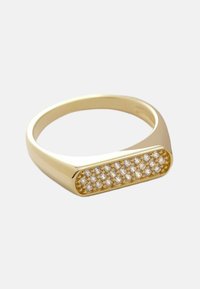 Anello d'oro con finitura liscia, caratterizzato da un top ovale incastonato con piccole pietre trasparenti tonde disposte in un motivo a griglia. Design minimalista, texture lucida.