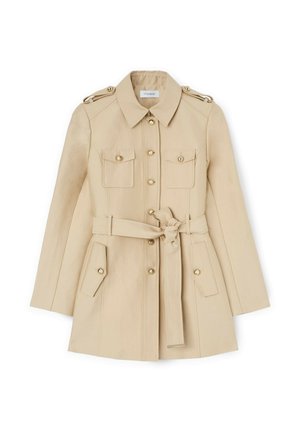 Gabardina beige con cinturón, cuello puntiagudo, parte delantera abotonada, hombreras y cuatro bolsillos con solapas y botones.