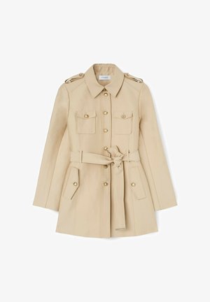 Beżowy płaszcz trencz z paskiem, z ostro zakończonym kołnierzem, zapięciem na guziki z przodu, naramiennikami na ramionach i czterema kieszeniami klapowymi zapinanymi na guziki.