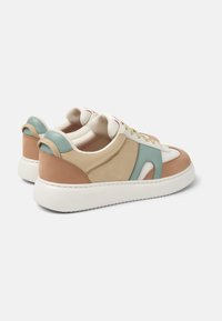 Sneakers con tomaia crema, accenti beige e azzurro chiaro, camoscio testurizzato, colletto imbottito e suola in gomma bianca.