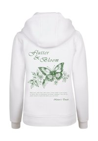 Hvit hettegenser med et grønt sommerfugl- og blomsterdesign på ryggen, med teksten "Flutter & Bloom" og "Nature's Touch."
