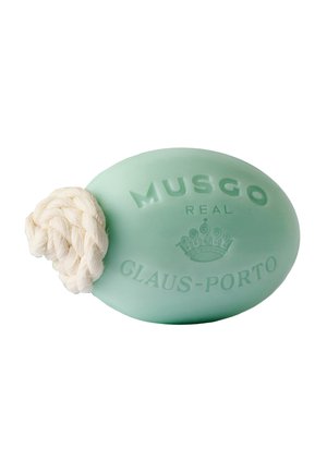Savon en barre ovale vert clair avec texte en relief "MUSGO REAL CLAUS-PORTO" et une cordelette blanche tressée attachée.