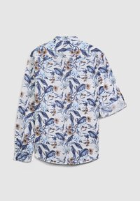 Camicia a maniche lunghe floreale con sfondo bianco e motivi di piante blu e marroni, colletto classico e polsini arrotolati.