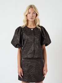 Juodas tekstūruotas trumpomis rankovėmis viršus su pūstomis rankovėmis, suapvalintas iškirptė ir dekoratyvinis mygtukas, derinamas su derančia sijonu.