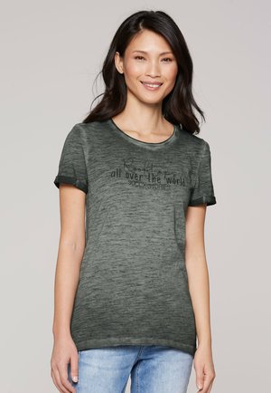 Graues Kurzarm-T-Shirt mit Rundhalsausschnitt und umgeschlagenen Ärmeln. Mit schwarzem Drucktext: "Dächer überall auf der Welt." Weicher Stoff.