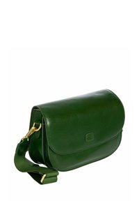 Sac bandoulière en cuir vert avec une fermeture à rabat, une sangle ajustable et un logo embossé subtil à l'avant. Texture lisse, forme structurée.