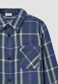 Blauw en groen geruit flanellen overhemd met een button-down kraag, een borstzak en zwarte knopen; gestructureerde stof met witte stikseldetails.