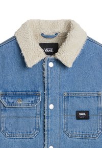 Kurtka jeansowa w jasnoniebieskim kolorze, z kołnierzem wyściełanym sherpa, dwoma kieszeniami na piersi, srebrnymi guzikami i tkana etykietka z logo na lewej kieszeni.