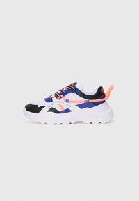 Wielokolorowe sneakersy z siateczkową cholewką, czarno-białymi akcentami, grubą białą podeszwą i odblaskowymi detalami w niebieskim i pomarańczowym kolorze.