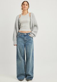 NA-KD WEITE  MIT TIEFER TAILLE - Alt laienevad teksad - vintage blue
