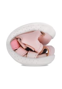 Zapato de cuero flexible en color rosa, doblado por la mitad, con una suela blanca perforada y correas de velcro, que muestra una textura suave y un diseño redondeado.