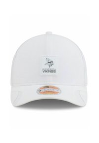 Weißer Hut mit runder Krone, versehen mit einem quadratischen Minnesota Vikings-Logo-Patch und einem verstellbaren Riemen auf der Rückseite.