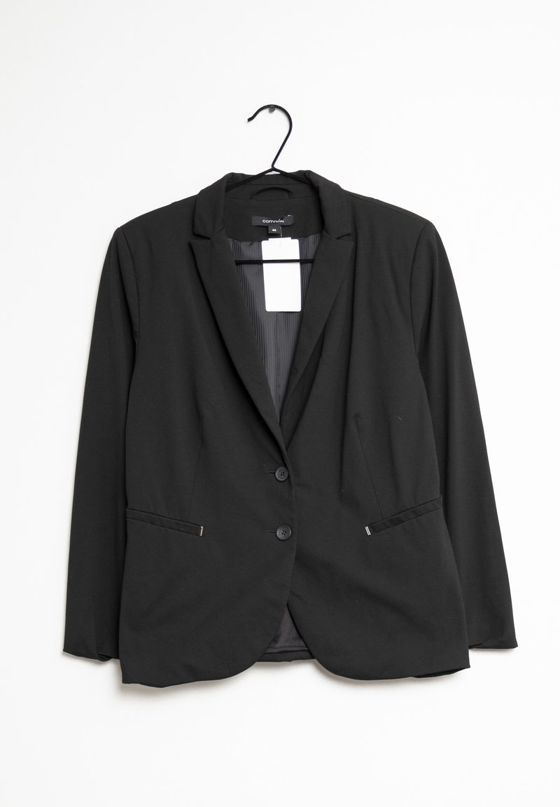 Blazer noir sur mesure avec deux boutons et revers crantés suspendu sur un cintre noir sur fond blanc.