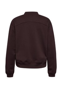 Bruine sweatshirt met een opstaande kraag, ribgebreide manchetten en een gladde textuur. Heeft een schouderstukdetail aan de achterkant en een aansluitende onderrand.