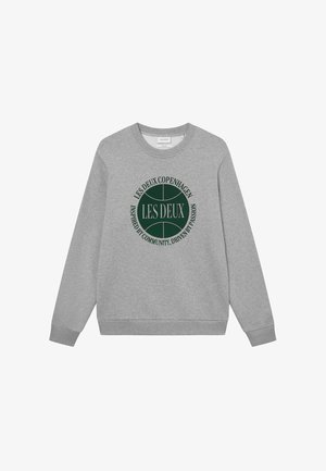 Grå hettegenser laget av mykt materiale, med et rundt grønt grafisk design som har teksten "LES DEUX COPENHAGEN" og "INSPIRERT AV SAMFUNN" tydelig vist.