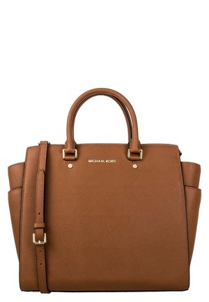 Brązowa, skórzana torebka z usztywnioną formą, dwoma uchwytami, regulowanym paskiem na ramię oraz złotym logo Michael Kors na przodzie.