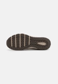 Skechers ESCAPE PLAN - Sneakers basse - tan/charcoal