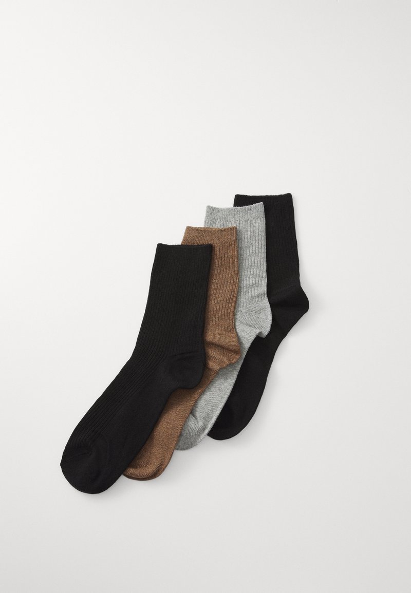Conjunto de quatro meias caneladas em preto, castanho escuro, castanho claro e cinza. Mistura de algodão com uma textura suave e altura até metade da perna.