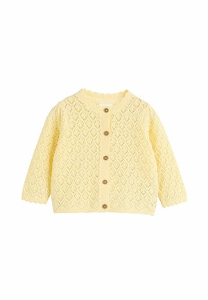 Cardigan bébé jaune doux tricoté avec un motif en dentelle losange et cinq boutons en bois sur le devant.