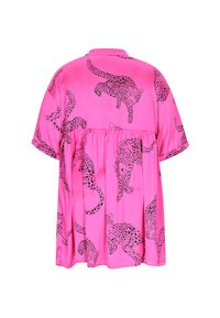 Różowa satynowa sukienka z wzorem w panterę w czerni, z krótkimi rękawami i marszczonym pasem, co zapewnia luźny krój.