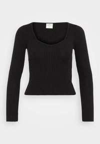 Czarny sweter z prążkowanego materiału o dopasowanym kroju, z długimi rękawami i okrągłym dekoltem. Teksturowany materiał ma pionowe prążki.