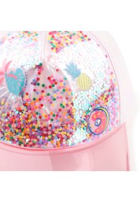 Ροζ καπέλο με διαφανές μπροστινό μέρος γεμάτο πολύχρωμες, αντανακλαστικές εξαγωνικές παγιέτες. Διαθέτει γραφικά ανανά και ντόνατ.