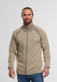 Beige, rits-sweater met een gestructureerd breide ontwerp en een geribde kraag. Heeft contrasterende stiksels en een klein logo op de borst.